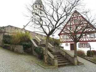 Stadtbild-Kantorat (1510-renoviert 2003) unterhalb Kirche St Nikolaus über Giebelseite sowie Aufgang zum Kirchhof mit Kirche über Kirchhofmauer (Wehrgang im 18 Jh abgetragen)