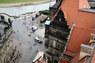 Dresden-Altstadt. Schloßplatz mit Katholischer Hofkirche und Georgenbau des Schlosses. Ansicht vom Hausmannsturm des Schlosses