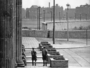 Blick über den Platz vor dem Brandenburger Tor über die Staatsgrenze nach Westberlin/Berliner Mauer
