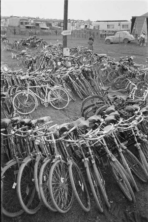 Fahrräder auf dem Platz vor dem Zirkuszelt