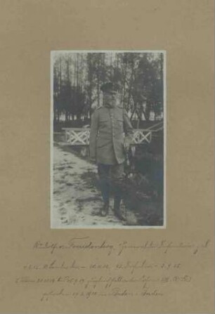Rudolf von Freudenberg, General der Infanterie z. D. (zur Disposition), Kommandeur der 93. Infanterie-Division, stehend, in Uniform, Mütze mit Orden, Bild in Halbprofil