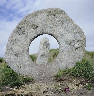 Penzance (Cornwall). Mên-an-Tol. Ansicht des Lochsteins