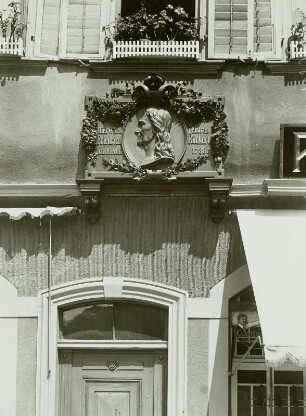 Schweinfurt, Geburtshaus Friedrich Rückerts : Schweinfurt. Geburtshaus Friedrich Rückerts (1788-1866). Gedenkplatte über dem Eingang mit Portrait-Relief (Bronze)