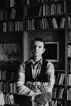 Der Schriftsteller Bernd Jentzsch in seiner Wohnung in Berlin-Wilhelmshagen, vor einem Bücherregal stehend