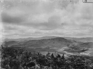 Landschaft : Blick von einer Anhöhe in ein Tal und auf bergige Umgebung