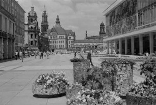Dresden, Schloßstraße : Dresden. Blick entlang der Schloßstraße auf das Schloß, rechts der Kulturpalast