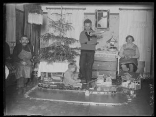 Malschendorf Nr. 25. Familie des Fotografen zu Weihnachten