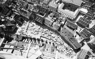 Freiburg: Blick von der Kreuzblume, senkrecht herunter auf südlichen Münsterplatz