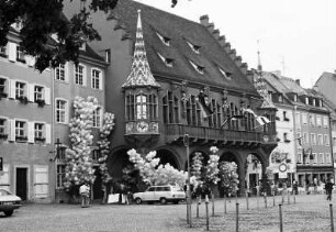 Freiburg: Münsterplatz, aufgebaute Luftballone vor dem Kaufhaus