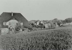 Dresden-Gittersee. Stadtteilansicht mit Schulgebäude (rechts)