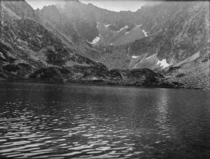 Bergsee : Ein Bergsee im Gebirge