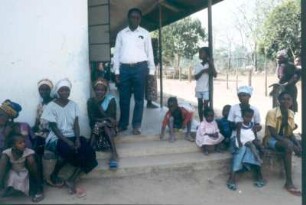 Mobai. Dr. Kobba und wartende Patienten vor dem Hospital