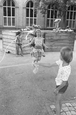 Freigabe der Schulhöfe der Uhland-, Gutenberg- und Schillerschule zum Spielen während der Sommerferien