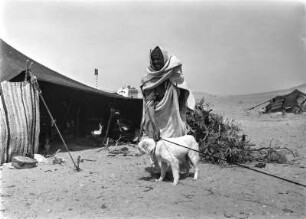 Nomade mit Hund : Ein Berber mit einem Hund vor seinem Wohnzelt.