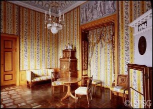 Berlin, Schloss Charlottenburg, Winterkammern König Friedrich Wilhelms II. Schlafkammer, R. 350, Blick auf Sitzgruppe und Schreibschrank.