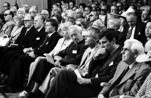 26. Tagung 1976 Physiker; Eröffnung; Ehrengäste sitzend: F. Sieder, Frau Steurer, B. Merk, Kardinal König, Oberbürgermeister Steurer, Frau Alfvén, Hannes Alfvén, Rudolf L. Mößbauer, V. Hauff, W. Fucks