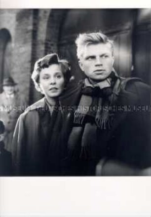 Hardy Krüger und Eva Ingeborg Scholz in dem Film Alibi