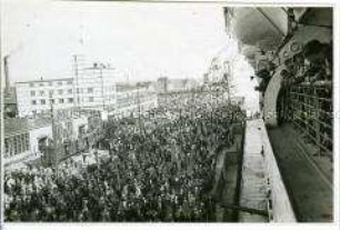 Menschenmenge an der Columbuskaje in Bremerhaven verabschiedet den Hochseepassagierdampfer "Bremen" zu seiner "Jungfernfahrt" am 16. Juli 1929