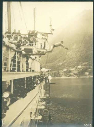 Kaiser Wilhelm II. und Schiffsbesatzung als Zuschauer bei Wassersportübungen.