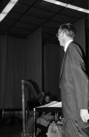 Donaueschingen: Donaueschinger Musiktage; Stadthalle; Eddie Sauter stehend am Dirigentenpult