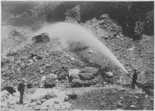 Goldwäsche in Chuquiaguillo, Moränen mit großen Granitblöcken