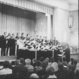 1. Sonderkonzert mit Kammerchor und A-cappella-Chor des Philharmonischen Chores Dresden unter Leitung von Hartmut Haenchen (mit Herwig Saffert am Klavier; Werke von J. S. Bach, V. Bräutigam, J. Haydn, W. A. Mozart, Z. Kodály und C. Orff). Steinsaal des Deutschen Hygiene-Museums Dresden, 17.11.1975