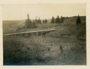 Foto einer 47,5 Meter langen Kolonnenbrücke zwischen Knipischki und Rautensee