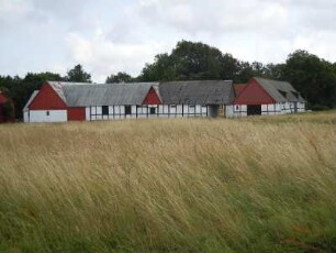 Bornholm - Bauernhaus : Ein historischer Bauernhauskomplex steht in der Feldflur. Aufgenommen am 29. Juli 2010 auf der dänischen Ostseeinsel Bornholm