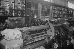 Messebesucher in der tschechoslowakischen Ausstellungshalle vor einer Präsentation von technischen Anlagen/Bohrtechnik