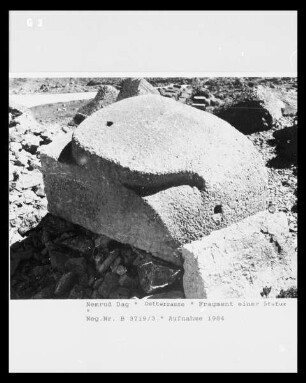 Fragment einer Götterstatue