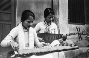 Zwei Frauen beim Musizieren (Deutsche Ostasien-Expedition 1937/1939)