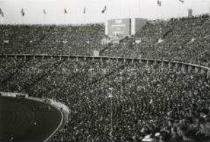 Blick auf die Zuschauertribüne während des Fußball-Länderspiel Deutschland gegen Italien bei den Olympischen Sommerspielen 1936