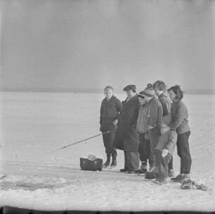 Eisangler und Passanten, 1964. SW-Foto © Kurt Schwarz.
