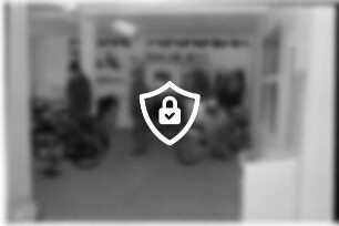 Autohaus Riegel: Vorburgstraße: Neueröffnung der Ausstellungs- und Geschäftsräume: [Name maskiert] und Ehefrau bei Bewunderung von Motorrädern: hinten Bikerbekleidung, Zubehör