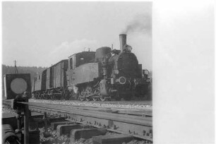 Gammertingen, Lok 11, seit 1971 - auch 2009 betriebsfähige Museumslok mit Packwagen und Personenwagen von 1901