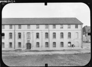 Veilsdorf-Kloster Veilsdorf. Porzellanfabrik (Gründung 1760). Eingangsseite