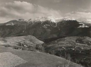 Rumänien. Südkarpaten. Senke von Bran mit Streusiedlung (zu Bran-Poarta) gegen Nordwestabstürze des Bucegi mit Omul (2506 m) von einer Anhöhe nördlich von Bran