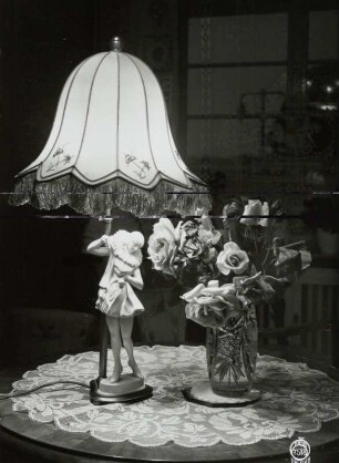 Tischlampe mit Columbine : Stilleben mit Tischlampe und Rosenstrauß