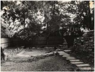 Garten Koerner, Regensburg: Trockenmauer, Sitzbänke, Plattenweg