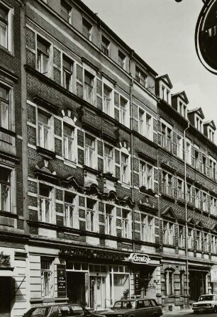Dresden-Neustadt, Louisenstraße 25 u nd 29. Wohnhäuser mit Läden (um 1890). Straßenansicht