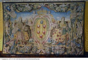 Gobelin mit Personifikationen von Religio und Maestà, im Zentrum das Medici-Wappen