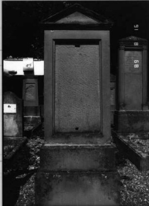 Grabstein 8 (Index: 100086616) Material: Sandstein Zustand: Schrifttafel fehlt Maße HxBxT: 170x60x22 cm Beschreibung: Stele, getreppter Sockel, Giebel, eingetieftes Schriftfeld rechteckig: Grabstein 8