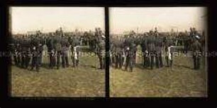 Kaiser Wilhelm II und Offiziere während der Predigt auf der Parade, Tempelhofer Feld, Berlin