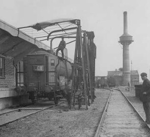 Füllen eines Bahnwaggons mit Petroleum in der Zisternen-Station I : Technikgeschichte | Technologie | Erdölindustrie | Tankanlage Neuhof bei Hamburg | Deutsche Erdöl AG