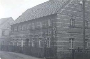 Wohngebäude in Nochten : Bauwesen - Exterieur. Ort: Wochozy / Nochten. Haus (Ziegelornamentik).