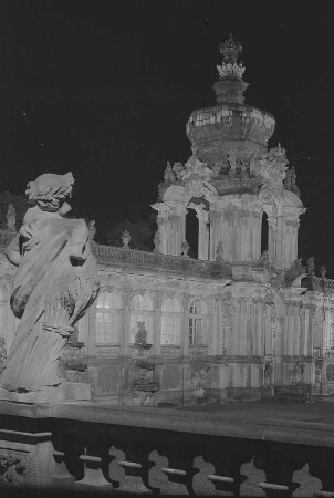 Dresden. Zwinger, Kronentor mit Langgalerien bei Nacht, Hofseite