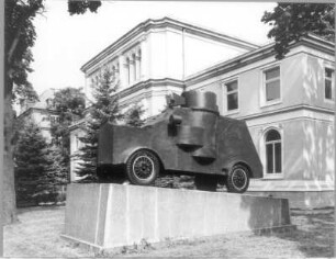 Dresden-Albertstadt, Stauffenbergallee 2. Sowjetisches Museum des Sieges (früher Wachgebäude der beiden benachbarten Grenadier-Kasernen). Denkmal mit Panzerspähwagen neben dem Gebäude