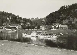 Sächsische Schweiz. Rathen mit Personen-Seitenraddampfer "Schmilka" (1897, Werft Blasewitz) vom linken Elbufer aus