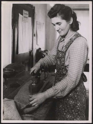 Frau beim Bügeln