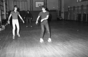 Marburg, Am Schlag 6. Carl-Strehl-Schule. Im Sportunterricht lernen die Schüler auch das Rollschuhlaufen